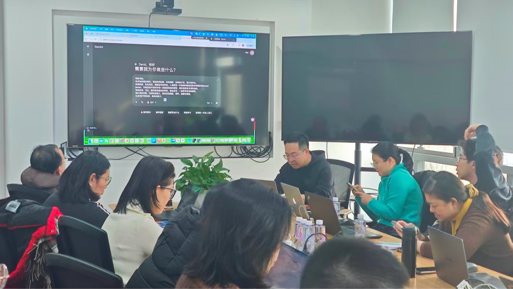 成员在会议室共同学习 Gemini