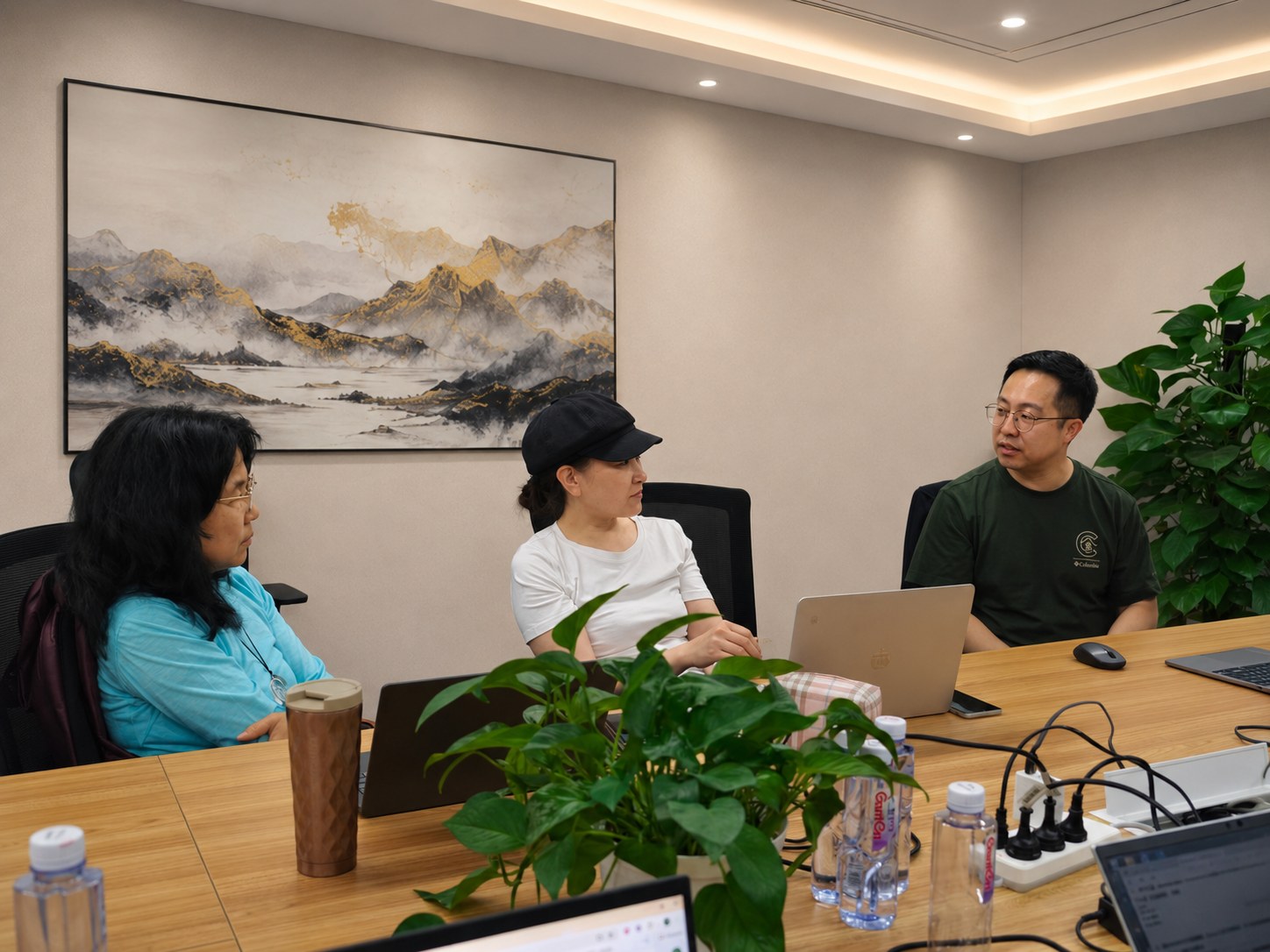 成员在电脑前实践 AI 工作流