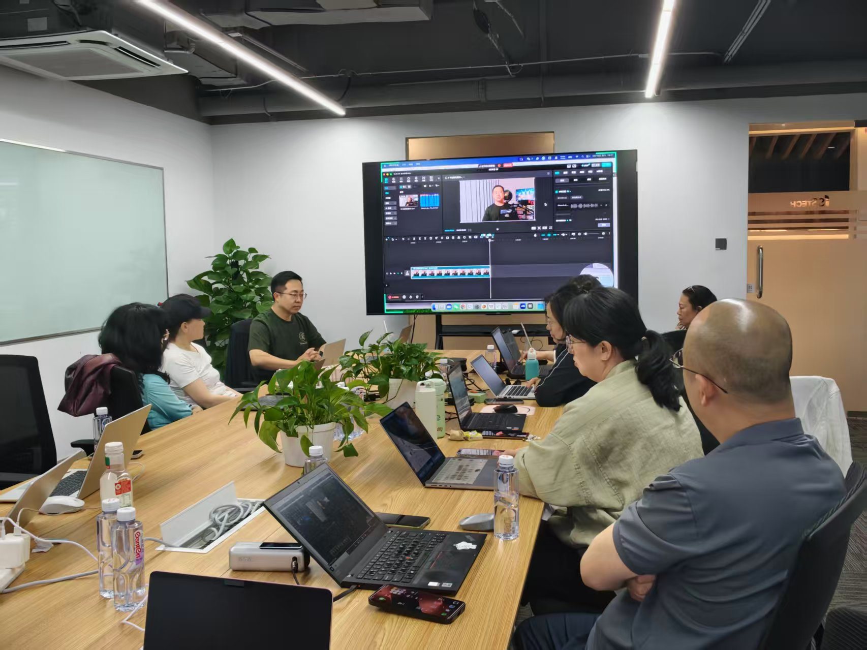 成员围桌学习 AI 工具